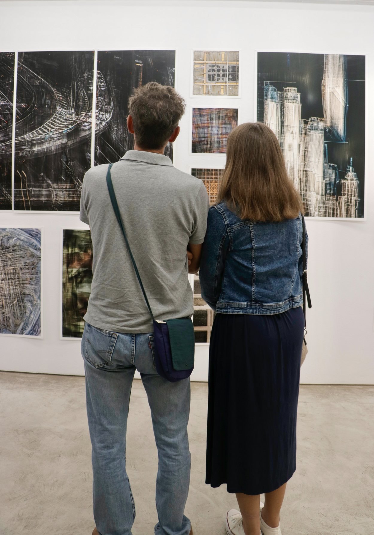 Dos personas frente a la pared 3